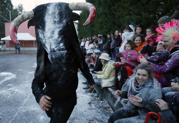 Участник карнавала в костюме быка, олицетворяющий миф страны Басков во Франции  - Sputnik Azərbaycan
