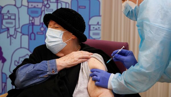 79-летняя жительница дома престарелых получает инъекцию вакцины Pfizer-BioNTech в Лериде, Испания - Sputnik Azərbaycan