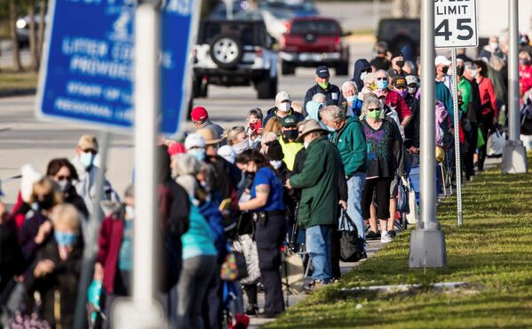 Сотни людей стоят в очереди на вакцинацию от COVID-19, в Форт-Майерс, Флорида, США - Sputnik Azərbaycan