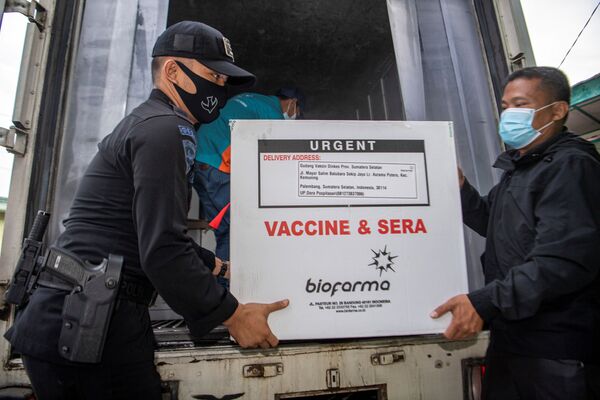 Разгрузка вакцины от COVID-19 на Суматре, Индонезия - Sputnik Азербайджан