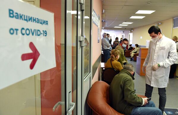 В Москве началась вакцинация от COVID-19 для людей старше 60 лет - Sputnik Azərbaycan
