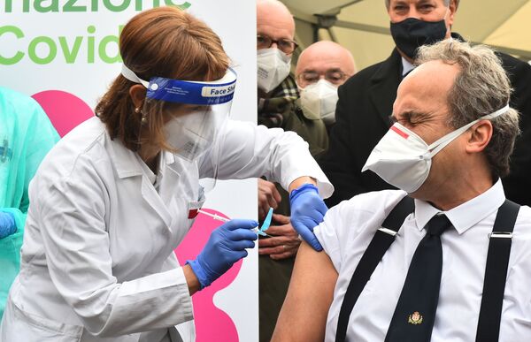 Доктор Джованни Ди Перри проходит вакцинацию от коронавируса в больнице Амедео ди Савойя в Турине, Италия - Sputnik Azərbaycan