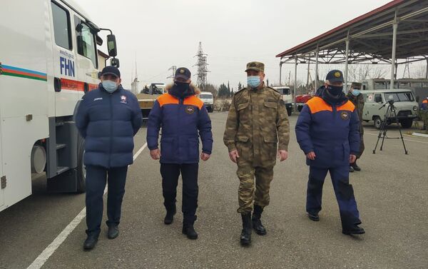 Сотрудники министерства по чрезвычайным ситуациям Азербайджана и России - Sputnik Азербайджан