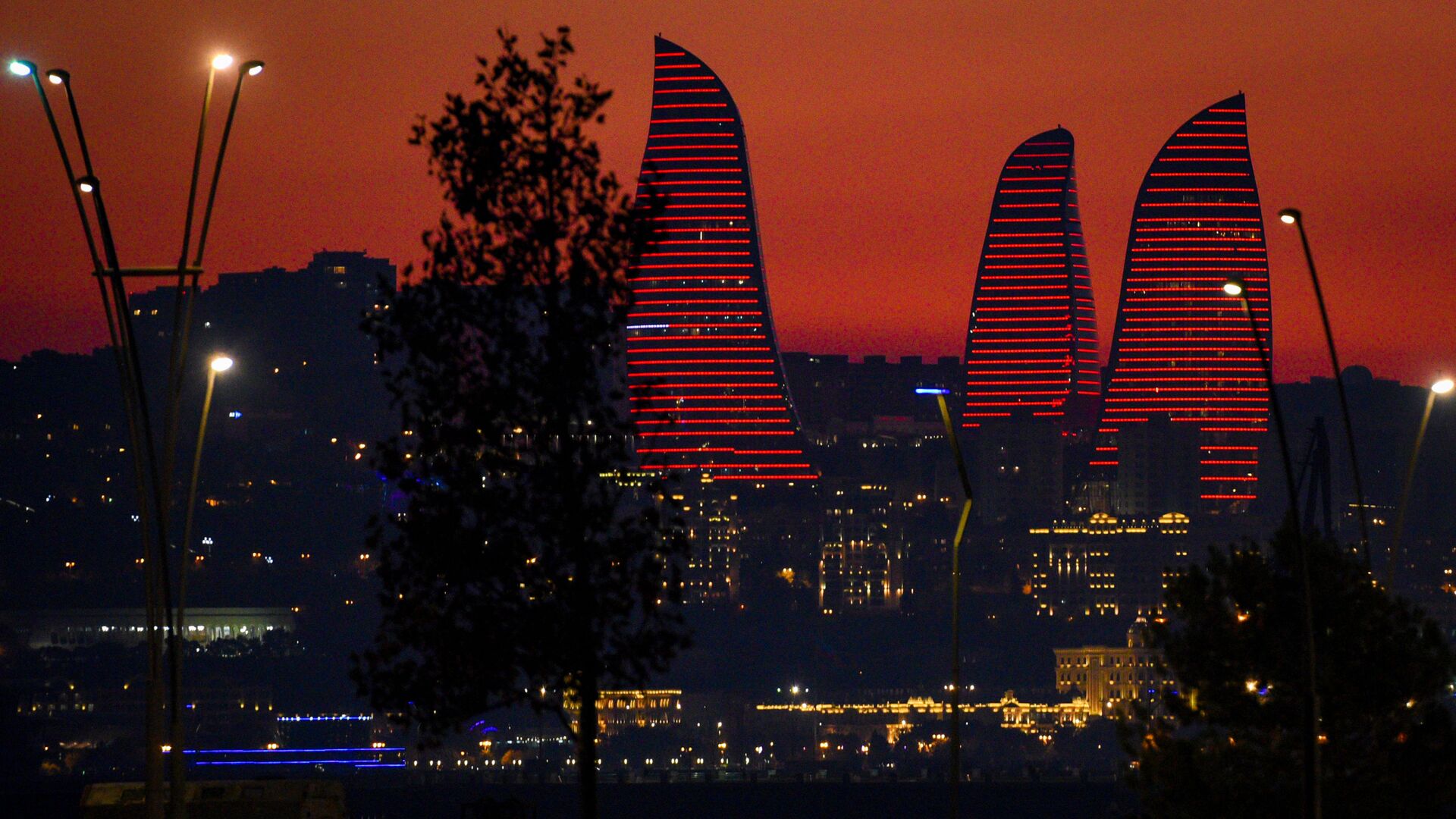 Вид на Пламенные башни (Flame Towers) в Баку, фото из архива - Sputnik Азербайджан, 1920, 10.11.2022