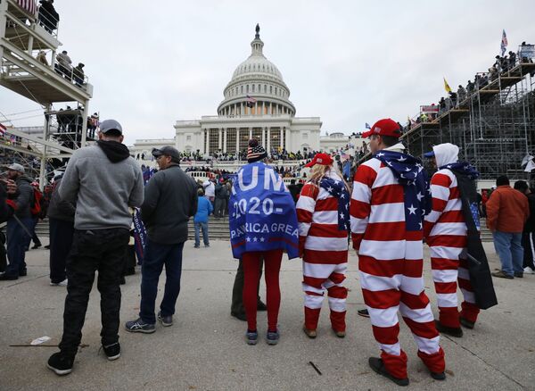 Участники акции протеста сторонников действующего президента США Дональда Трампа у здания конгресса в Вашингтоне - Sputnik Азербайджан
