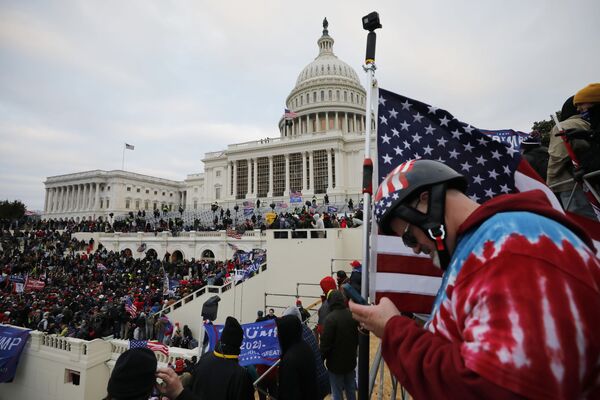 Участники акции протеста сторонников действующего президента США Дональда Трампа у здания конгресса в Вашингтоне - Sputnik Азербайджан
