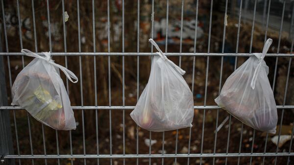 Пластиковые пакеты на заборе, фото из архива - Sputnik Azərbaycan