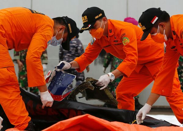 Следователи осматривают обломки, обнаруженные в водах у острова Ява после крушения пассажирского самолета Sriwijaya Air - Sputnik Азербайджан