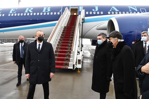 Президент Алиев участвует в трехсторонних переговорах по Карабаху в Москве Президент Алиев участвует в трехсторонних переговорах по Карабаху в Москве - Sputnik Азербайджан
