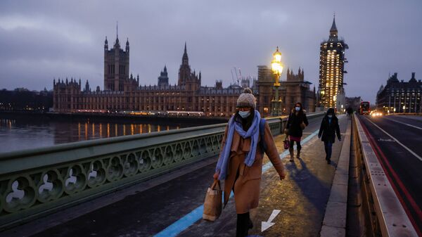 Люди в защитных масках в Лондоне, фото из архива - Sputnik Азербайджан