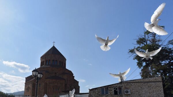 Голуби перед собором Покрова Святой Божьей Матери в Ханкенди, фото из архива - Sputnik Азербайджан