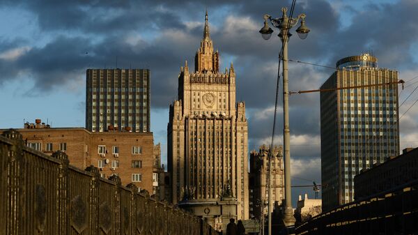 Вид на здание Министерства иностранных дел Российской Федерации с Бородинского моста в Москве - Sputnik Азербайджан
