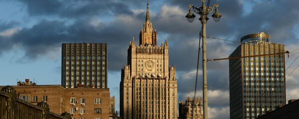 Вид на здание Министерства иностранных дел Российской Федерации с Бородинского моста в Москве Вид на здание Министерства иностранных дел Российской Федерации с Бородинского моста в Москве - Sputnik Азербайджан