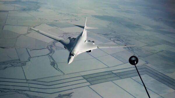 Дозаправка в воздухе ракетоносца Ту-160 - захватывающее видео - Sputnik Азербайджан