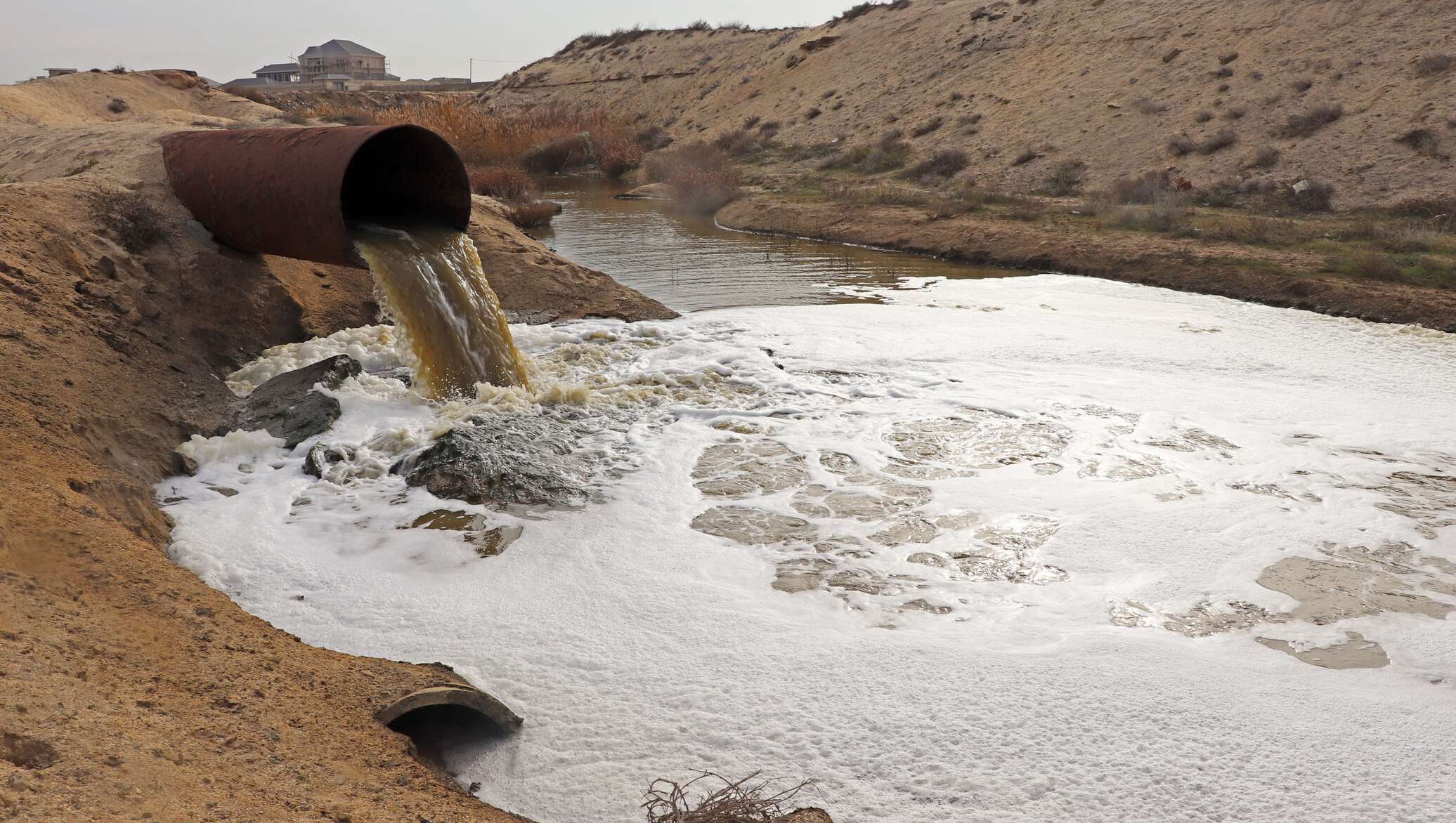 мусор в реке. химикаты в воде. водяной слив. колодец лотковый. защита от слива бензина ваз 2107.