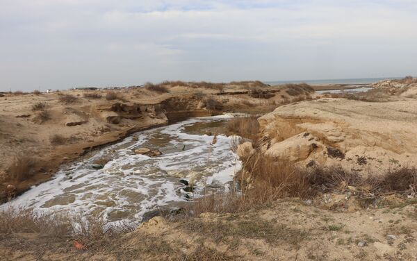 Cточные воды поселка Кюрдаханы Сабунчинского района Баку сбрасываются в море - Sputnik Азербайджан