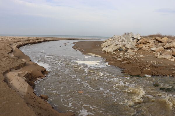 Cточные воды поселка Кюрдаханы Сабунчинского района Баку сбрасываются в море - Sputnik Азербайджан