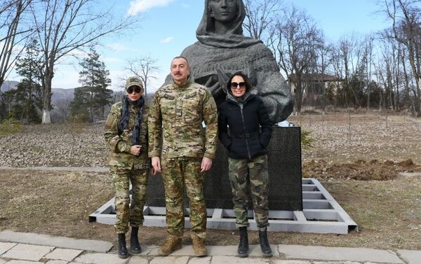 Памятники Узеиру Гаджибейли, Бюльбюлю и Натаван возвращены в город Шуша - Sputnik Азербайджан