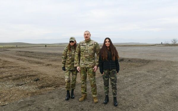 Президент Ильхам Алиев заложил фундамент дороги Физули-Шуша - Sputnik Азербайджан