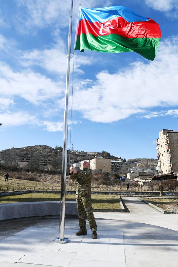 Президент Ильхам Алиев поднял флаг Азербайджана в городе Шуша - Sputnik Azərbaycan