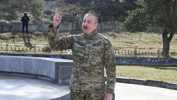 Президент Ильхам Алиев поднял флаг Азербайджана в городе Шуша - Sputnik Азербайджан