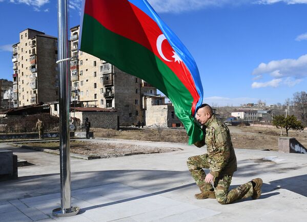 Президент Ильхам Алиев поднял флаг Азербайджана в городе Шуша - Sputnik Азербайджан