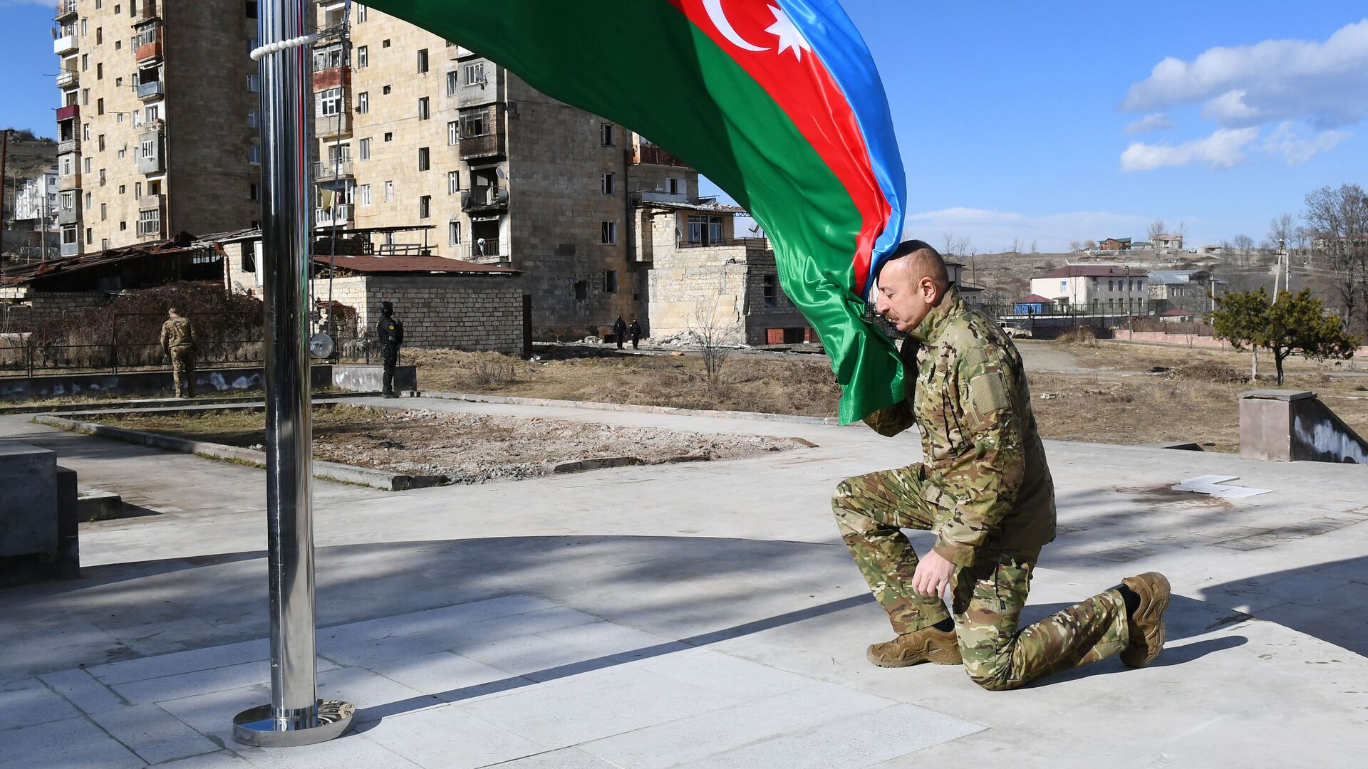 Президент Ильхам Алиев поднял флаг Азербайджана в городе Шуша - Sputnik Азербайджан, 1920, 28.05.2022