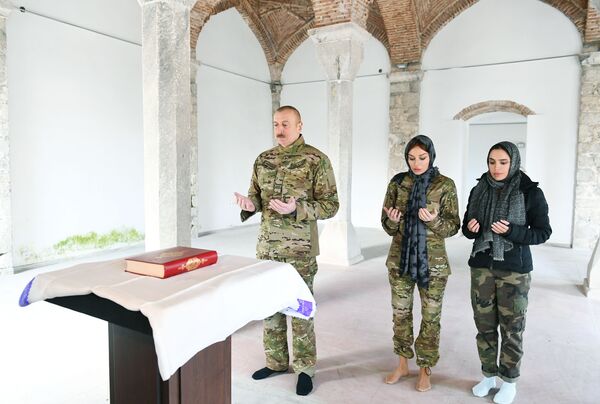 Президент Азербайджана Ильхам Алиев и Первая леди Мехрибан Алиева посетили мечеть  - Sputnik Азербайджан