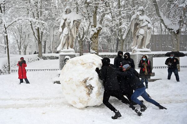 Молодежь катит гигантский снежный ком в Мадриде - Sputnik Азербайджан