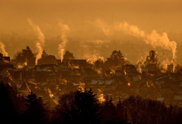 Восход солнца зимним днем над домами города Кронберг недалеко от Франкфурта, Германия - Sputnik Азербайджан