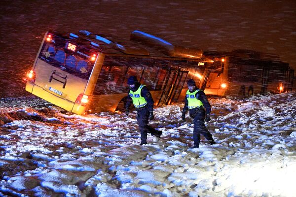 Полиция на месте ДТП с двумя автобусами, произошедшего из-за сильных снегопадов, Швеция - Sputnik Азербайджан