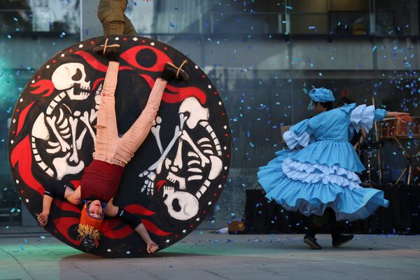 Танцоры театральных трупп La Patogallina и Ciclicus во время исполнения Fuego Rojo на Международном театральном фестивале Santiago a Mil в Сантьяго, Чили - Sputnik Азербайджан