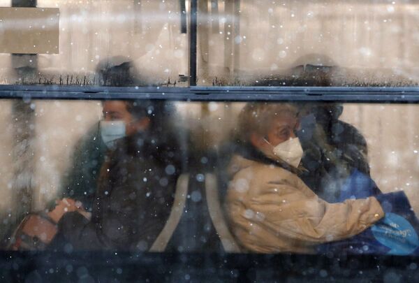  Люди в защитных масках в автобусе в Белграде, Сербия, - Sputnik Азербайджан
