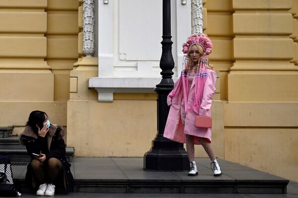 Девушка во время фотосессии у Оперного театра в Ханое - Sputnik Азербайджан