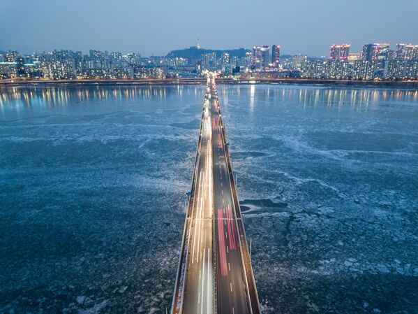 Мост над замерзшей рекой Хан, Сеул - Sputnik Азербайджан