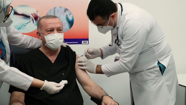 Президент Турции Реджеп Тайип Эрдоган получает прививку от коронавируса Sinovac CoronaVac (COVID-19)  - Sputnik Azərbaycan