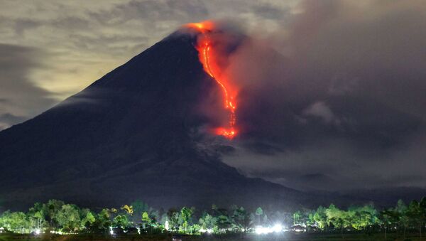 Извержение вулкана Семеру в Индонезии  - Sputnik Azərbaycan