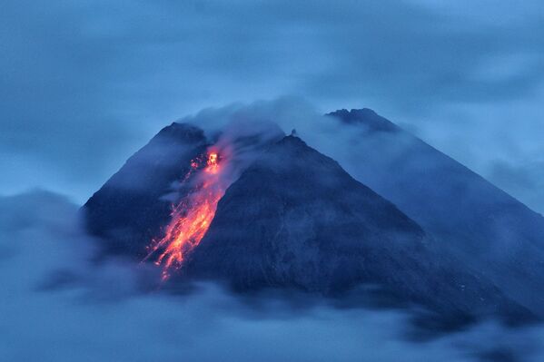 Вулкан Мерапи во время извержения в Индонезии  - Sputnik Azərbaycan