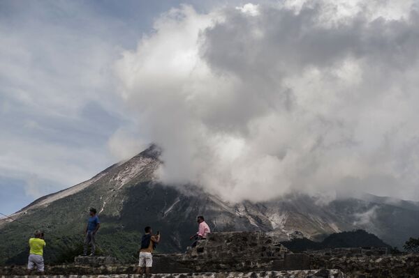 Люди во время извержения вулкана Мерапи в Индонезии  - Sputnik Azərbaycan