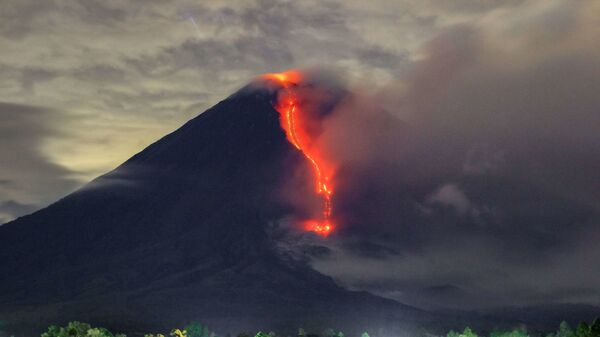 Извержение вулкана Семеру в Индонезии  - Sputnik Азербайджан