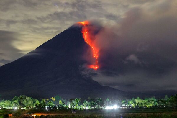 Извержение вулкана Семеру в Индонезии  - Sputnik Azərbaycan