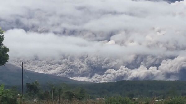 Дым и пепел от извержения вулкана Семеру в Индонезии  - Sputnik Azərbaycan