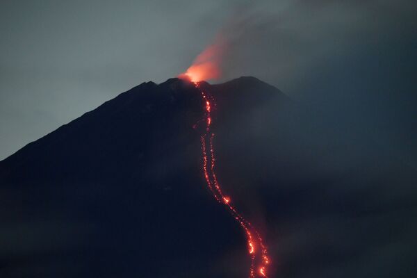 Лава во время извержения вулкана Семеру в Индонезии  - Sputnik Azərbaycan