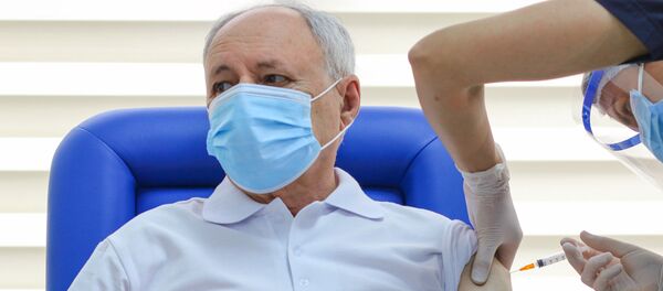 Министру здравоохранения Азербайджана Октаю Ширалиеву ставят вакцину от COVİD-19 - Sputnik Азербайджан