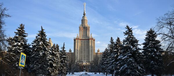 Прохожий у здания Московского государственного университета имени М. В. Ломоносова в Москве, фото из архива - Sputnik Азербайджан