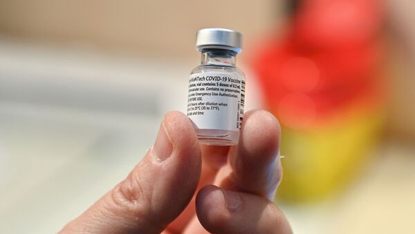 Флакон с вакциной Pfizer-BioNtech, фото из архива - Sputnik Azərbaycan