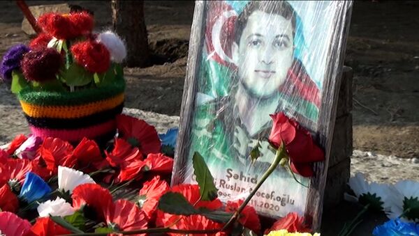 Мать шехида ищет незнакомку, которая приносит по одной розе на могилу сына - Sputnik Азербайджан