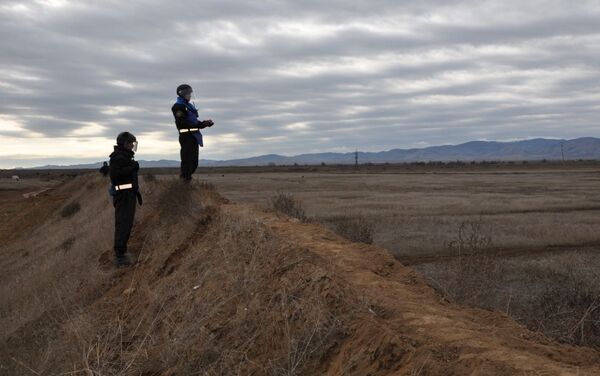 Группа пиротехников МЧС России вместе с сотрудниками МЧС Азербайджана продолжает операцию по разминированию освобожденных земель - Sputnik Азербайджан