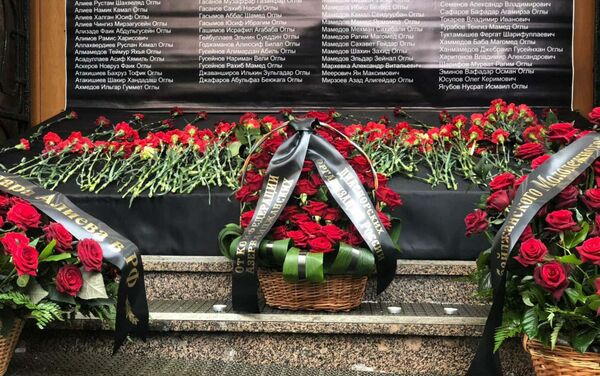 Традиционное возложение цветов в память о жертвах трагедии, произошедшей в Баку 20 января 1990 года, у посольства Азербайджана в Москве - Sputnik Азербайджан
