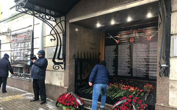 Традиционное возложение цветов в память о жертвах трагедии, произошедшей в Баку 20 января 1990 года, у посольства Азербайджана в Москве - Sputnik Азербайджан